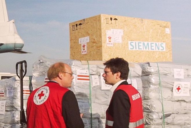 Abflug von Hilfsgütern in Kooperation mit Siemens
